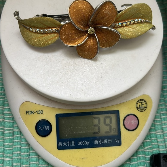 🖤NWOT💕Plumeria & crystal hair barrette clip pin